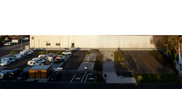 Außenbereich des Haus der Energie Parkplatz- und Gewerbefläche im Umfeld des Haus der Energie