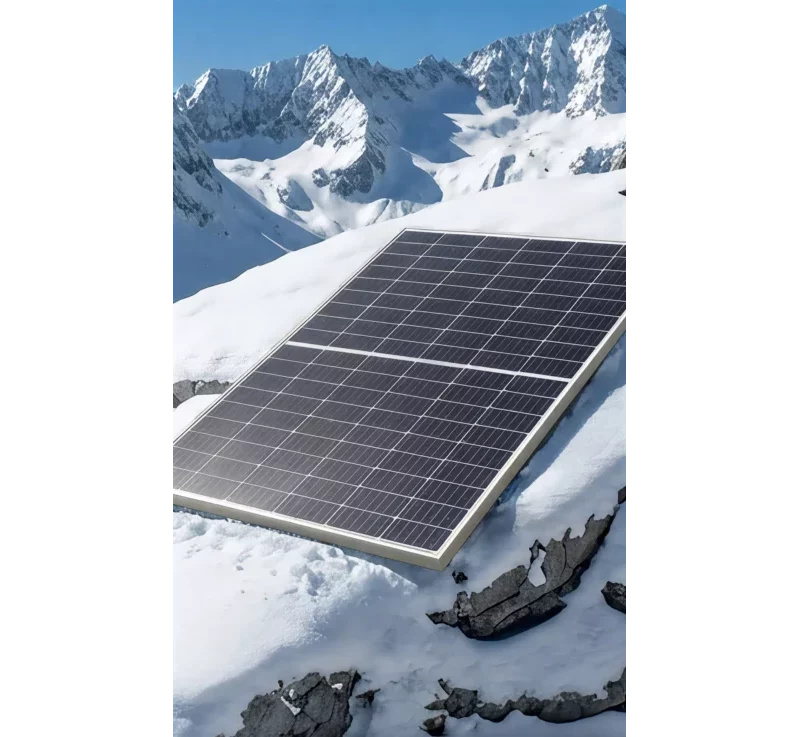 Haus der Energie – Solarmodul in alpiner Winterkulisse Solarmodul im Schnee vor Berglandschaft als Symbol für das Haus der Energie