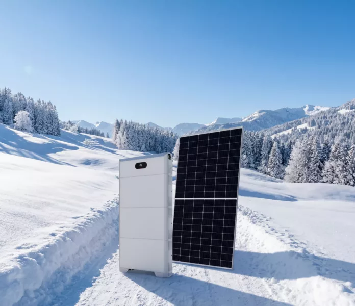 Haus der Energie Photovoltaik im Winter Haus der Energie Photovoltaikpanel mit Batteriespeicher in verschneiter Winterlandschaft.