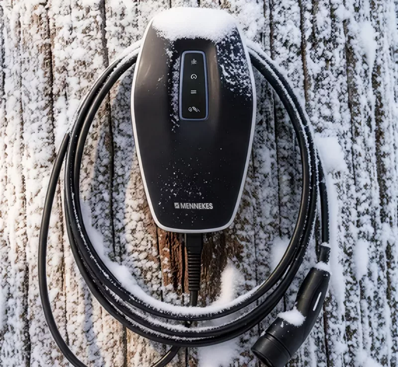 Haus der Energie – Wallbox im Wintereinsatz Wallbox-Ladestation von Haus der Energie im Schnee