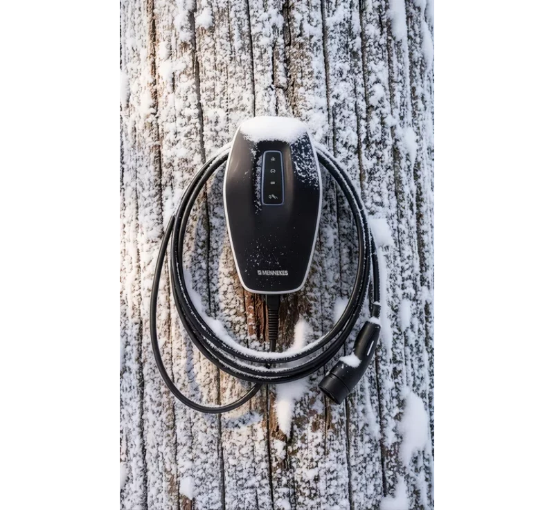 Haus der Energie – Wallbox im Wintereinsatz Wallbox-Ladestation von Haus der Energie im Schnee