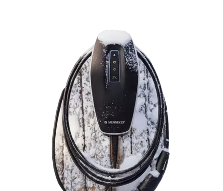 Wallbox von Haus der Energie mit Ladekabel im verschneiten Vordergrund