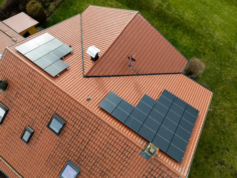 Wohnhaus – Luftaufnahme eines PV-Daches Luftaufnahme eines Hauses mit Photovoltaikanlage auf dem Dach