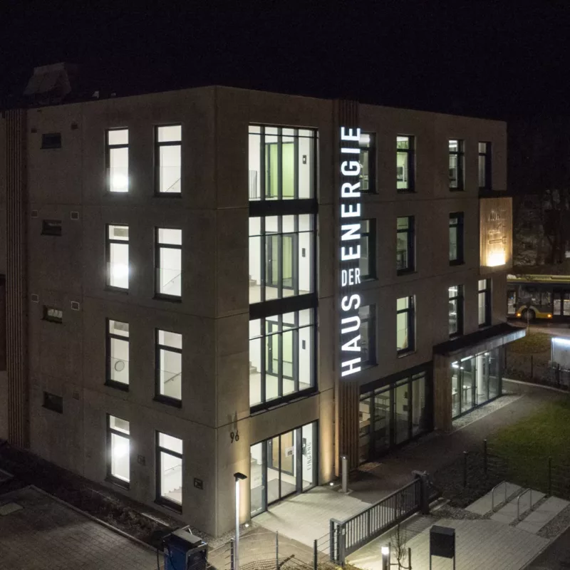 Luftaufnahme des Firmengebäudes mit Parkplatz im Bereich „Kontakt“