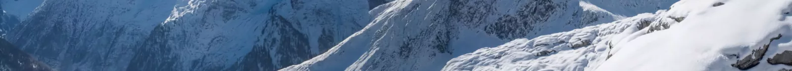 Winterliche Berglandschaft – Haus der Energie & erneuerbare Zukunft Schneebedeckte Berge als Naturmotiv im Winter für das Haus der Energie und nachhaltige Energievisionen