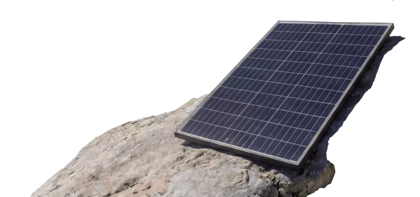Photovoltaik auf Fels als Symbol für das Haus der Energie und nachhaltige Stromgewinnung im Frühjahr