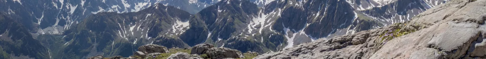 Schneebedeckte Berge als Naturmotiv im Frühjar für das Haus der Energie und nachhaltige Energievisionen