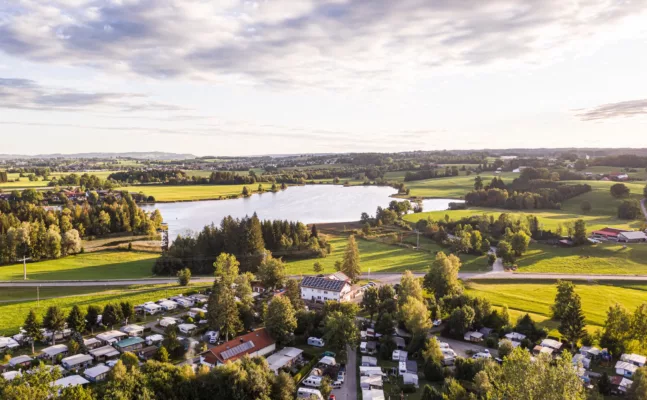 Luftaufnahme der Referenzanlage Camping Öschlesee – Über uns: Haus der Energie