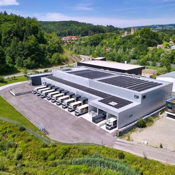 Luftaufnahme Gebäude von Füß Gastro Service mit Photovoltaikanlage.