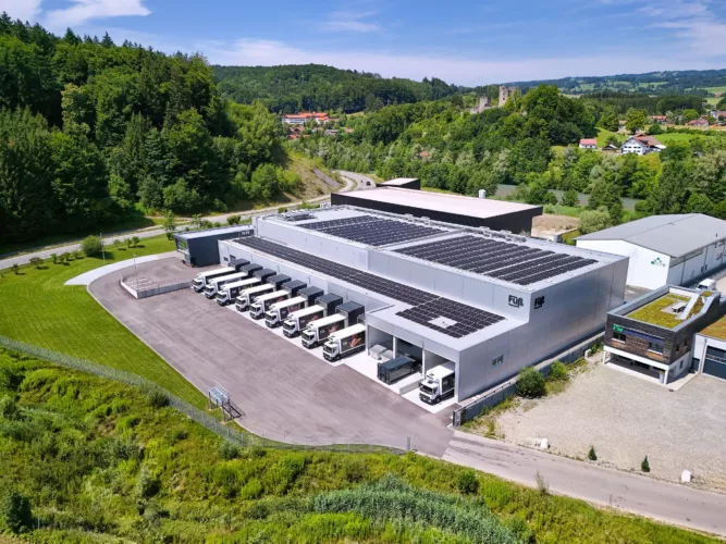 Luftaufnahme Gebäude von Füß Gastro Service mit Photovoltaikanlage.
