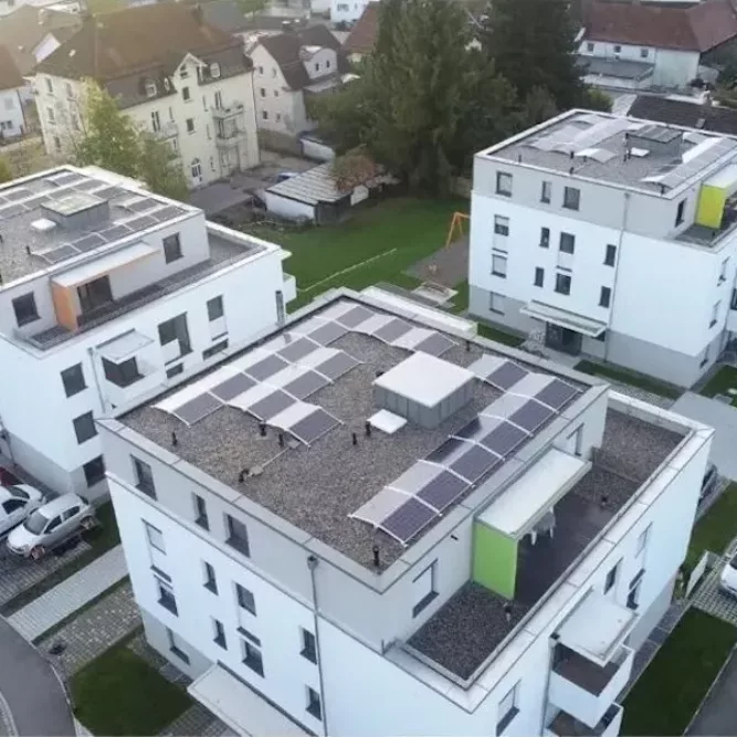 Luftaufnahme von Mehrfamilienhaus mit Photovoltaikanlage