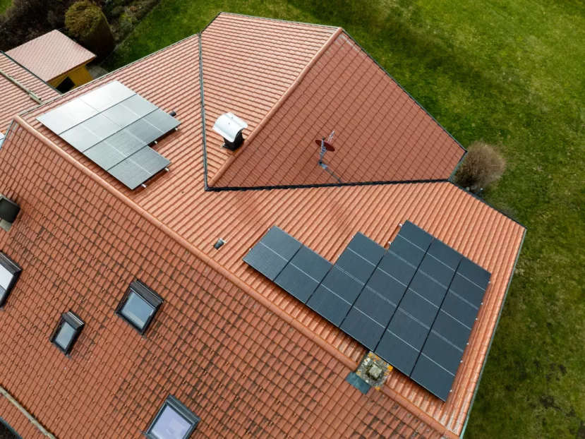 Luftaufnahme eines Hauses mit Photovoltaikanlage auf dem Dach