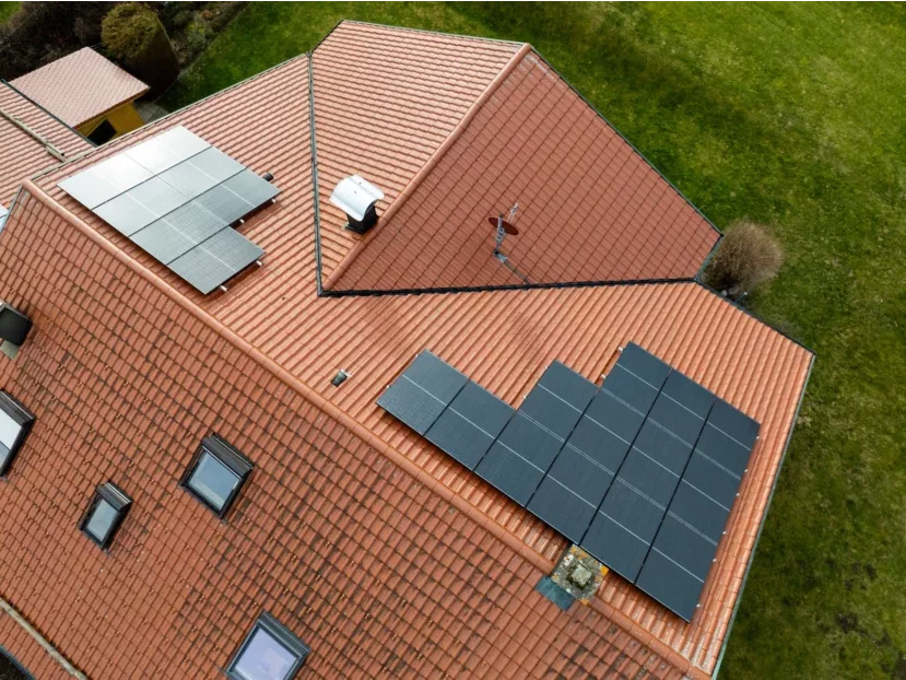 Luftaufnahme eines Hauses mit Photovoltaikanlage auf dem Dach