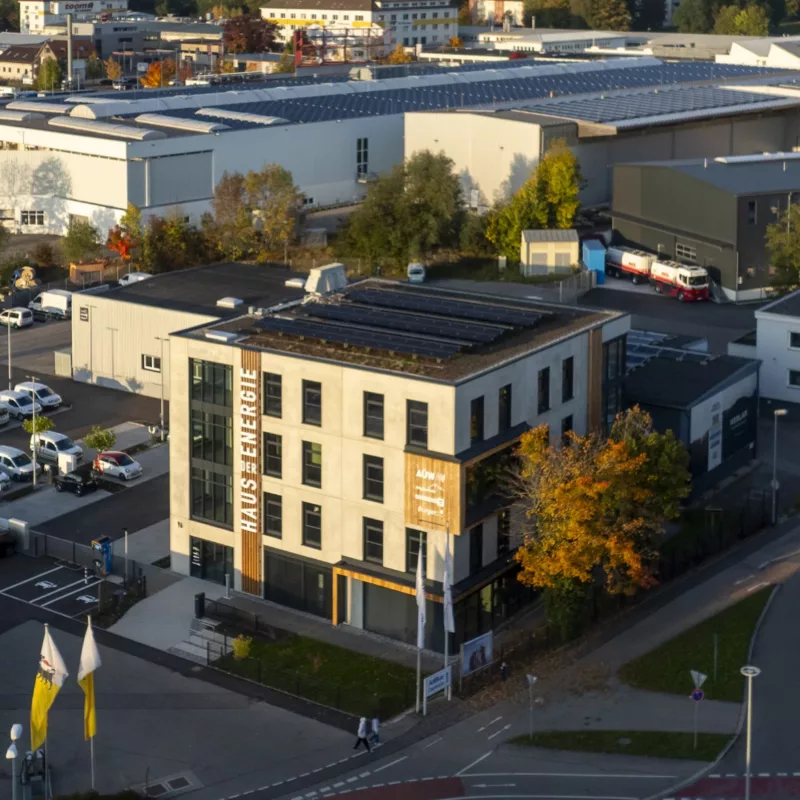 Luftaufnahme eines Firmengebäudes mit Parkplatz im Bereich „Über uns“