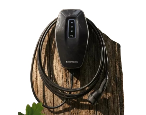 Wallbox von Haus der Energie mit Ladekabel im Vordergrund