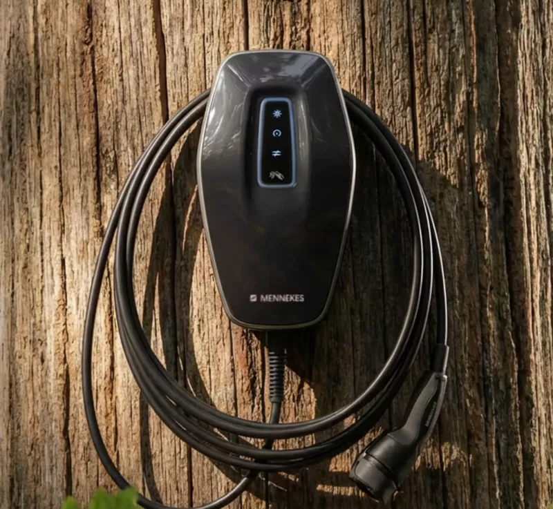 Wallbox von Haus der Energie mit Ladekabel im Vordergrund